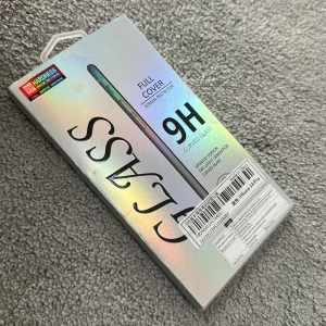 Skärmskydd i härdat glas till iPhone 14 Pro - Ett 9H härdat glas skärmskydd med full täckning och böjt glas, anpassat för iPhone 14 Pro. Levereras i en holografisk förpackning och skyddar mot repor och stötar.  Blev fel med min SHEIN beställning ! 