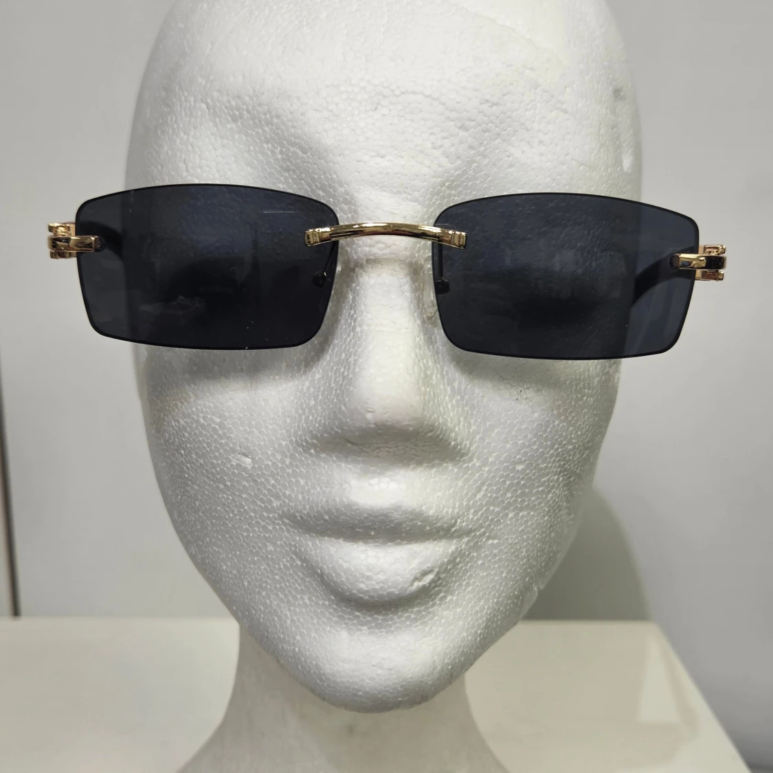Svarta rektangulära solglasögon med gulddetaljer - 3