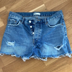 Jeansshorts - Säljer dessa gulliga jeansshort🥰storlek 36 passar nog s och m