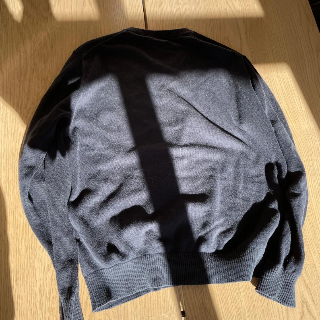 Mörkgrå v-ringad tröja från GANT - 1