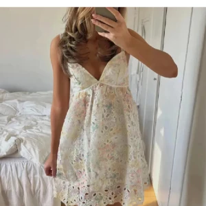 SÖKER!!!!!Vit blommig spetsklänning med v-ringning från cider - SÖKER Cider klänning!💗💗 i xs
