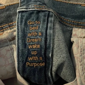 Blå jeans från Jacob Cohën - Feta jeans från JC med en nice text!🔥 toppenskick utan några skador! Storlek 28. Pris går att diskuteras vid snabb affär!