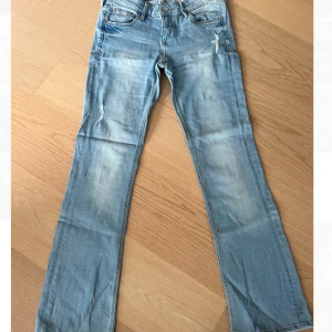 Low waste bootcut jeans - Säljer ett par ljusblå jeans som är low waste. ❣️