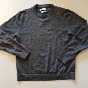 Merinoull tröja från THESE GLORY DAYS - Säljer denna sjukt bekväma och stilrena tröjan ifrån these glory days. Tyvärr passar  den inte mig längre. Jätteskönt merinoull som garanterar att hålla en varm under kalla dagar. Det är ett litet hål [ses på bild nr5] på magen men inga övriga skador. Hör gärna av dig vid minsta fundering!