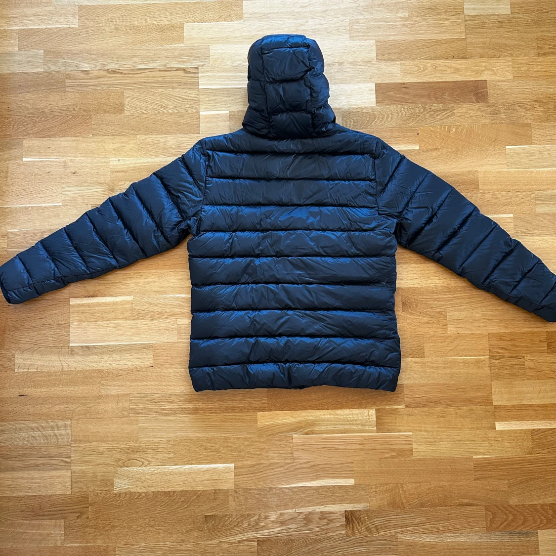 Svart pufferjacka från Helly Hansen - 1