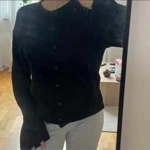 kofta - svart kofta med knappar från bikbok, fint skick förutom lite nopprig