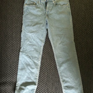 Ljusblå jeans Regular Fit från H&M - Säljer ett par ljusblå jeans från H&M i modellen Regular Fit. Klassisk femficksdesign med dragkedjegylf och raka ben. Perfekta för dig som gillar en enkel och tidlös stil.