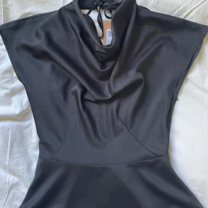 Blus - Jättefin blus från soaked men köpt på sellpy, aldrig använd då den inte passar mig därav säljer jag den🤍Kintakta mig gärna vid frågor och använd jätte gärna köp nu! <3