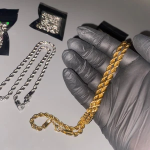 Guld cordell halsband - Guld Cordell halsband i rostfritt stål. Rostar inte och färgen stannar i dusch och bad.