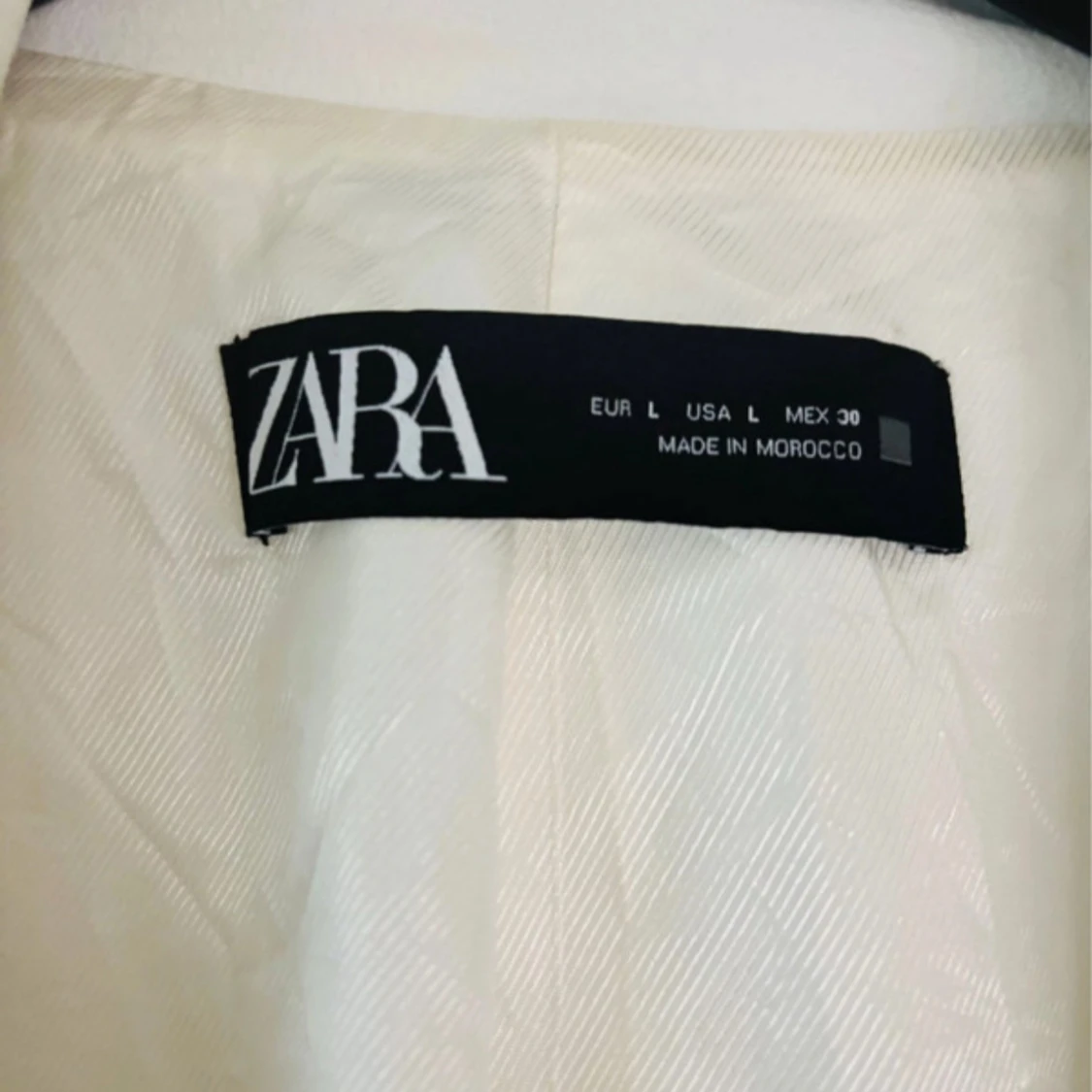 Vit kavaj med guldknappar från Zara Passar M-L-Xl - 3