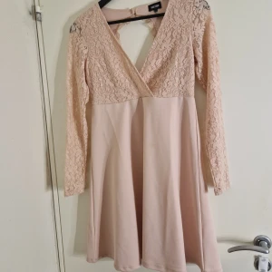 Rosa klänning - Jättefin ljusrosa klänning med öppen rygg ifrån bubbleroom. Endast använd en gång. Har bundlerabatt och låga priser så kolla gärna resten av mina annonser!