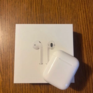 AirPods gen 1 - Ett par AirPod generation 1, köpta för mindre än ett år sedan och i väldigt fin kondition. Kommer med genomskinlig skal men finns andra skal om man vill köpa mer, har några par att välja från så det är bara att fräga i chatten (+15kr~ för varje)