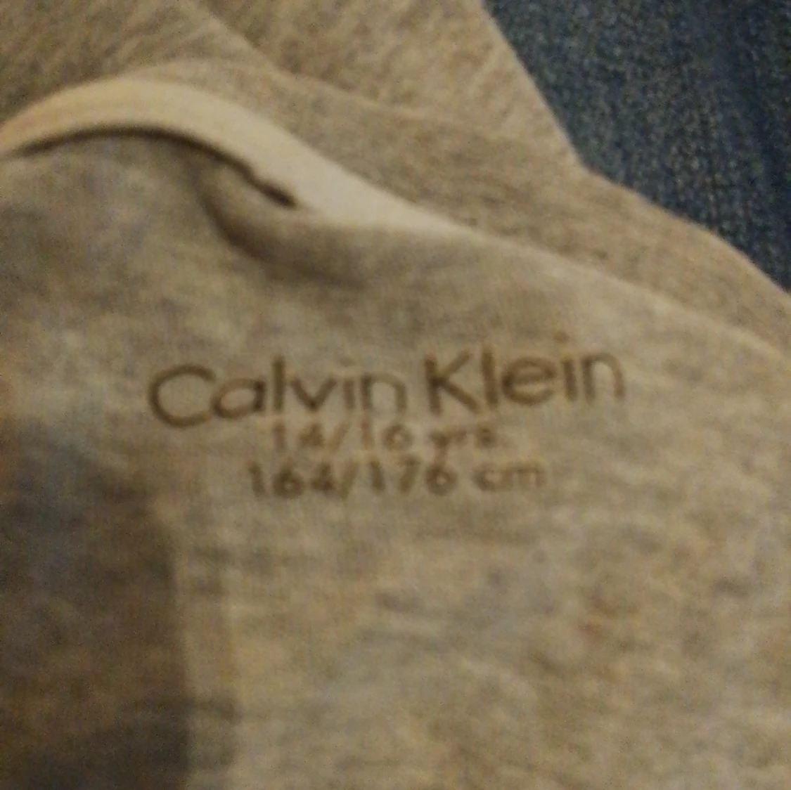Grå t-shirt från Calvin Klein - 2