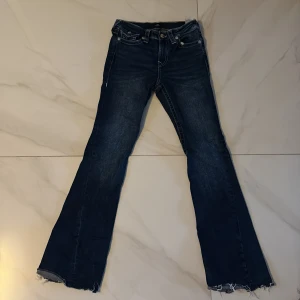 Jeans  - True religion jeans i nyskick. Bootcut, midwaist, joey jeans. Innerbenslängd: 79 cm. Midjemått: 34cm (jeansen har stretch). Ge gärna prisförslag eller tryck på köp nu. Pris kan diskuteras!