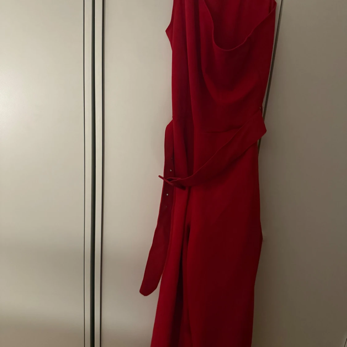 Röd ärmlös jumpsuit med bälte - 1