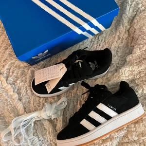 Helt nya adidas campus - Aldrig använda, prislapp kvar, kartongen och medförande vita snören medföljer. Storlek 36 Super fina men insett att dom aldrig kommer komma till användning  Skorna är impregnerade  Unisex, passar både kvinnor och män  Skorna kostar 1 045 kr nypris