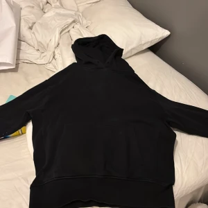 Svart hoodie - vanlig svart hoddie. inte använd på länge 