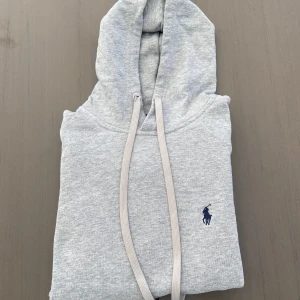 Ralph Lauren Hoodie - ❗️1:1❗️säljer denna Ralph lauren hoodie, går inte se någon skillnad från en äkta. Den har storleken M men sitter som en S, priset är diskuterbart