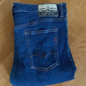 Replay Jeans - Säljer dessa snygga jeans från replay nu!🤩 Modellen är anbass, hör av dig vid frågor eller funderingar 🌟