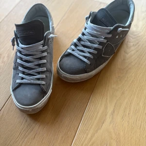 Grå sneakers från Philippe Model - Säljer mina grå Philippe model. Bara höra av dig vid funderingar