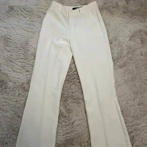 Vita kostymbyxor från Bik Bok - Säljer vita kostymbyxor från bikbok. Byxorna är använda max 2 gånger och har inga tecken på användning. 
