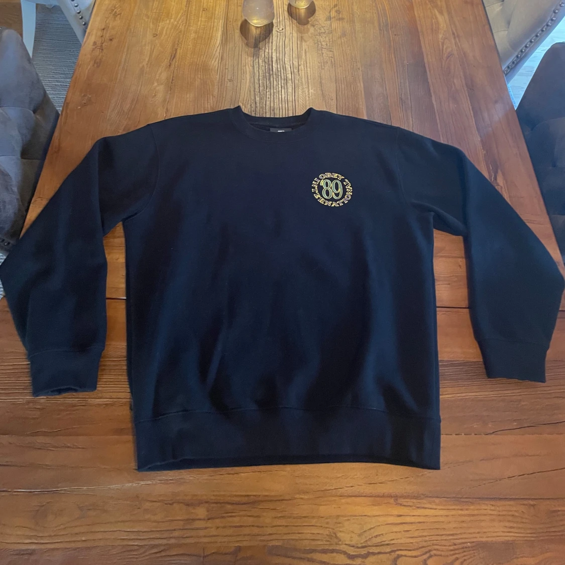 Svart sweatshirt från Obey med broderad logga - 1