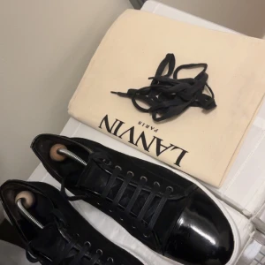 Svarta Lavins topp skick - Säljer ett par svarta sneakers från Lanvin. Dessa skor är i topp skick mockan och allt är jätte bra. Skicket på skorna 9,7/10. Skorna är storlek 43 och passar även 44 och kanske 44/5. Skorna är stora storleken. Skorna är jätte fina och passar till fester osv. Skorna medföljer två stycken dustbags och extra snören för akut. Hör av dig vid minsta lilla fråga och pris kan diskuteras ☺️🙏. Mvh Philip 