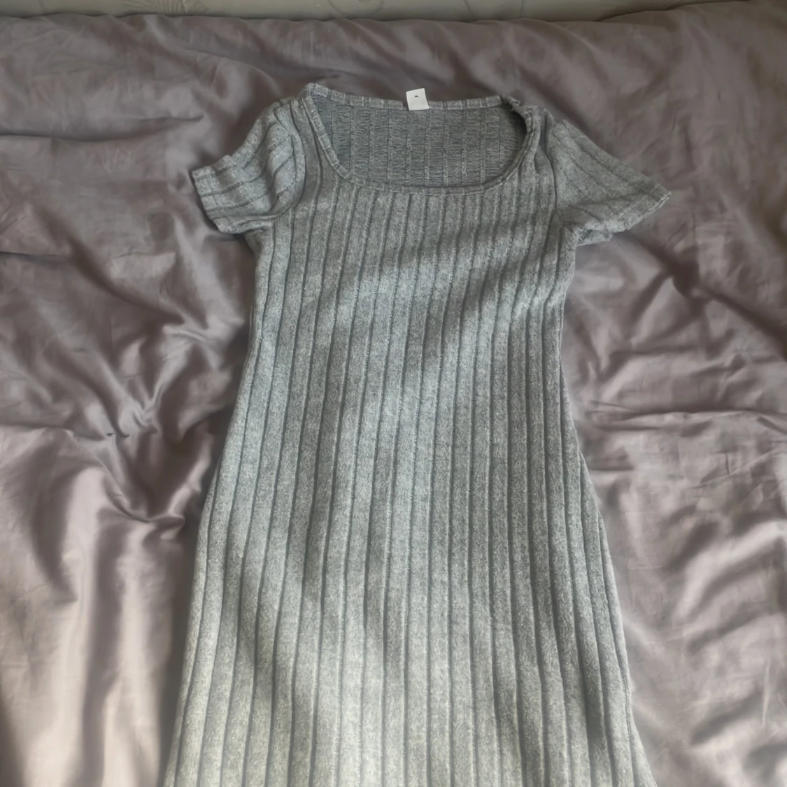 Ljusgrå ribbad stickad klänning