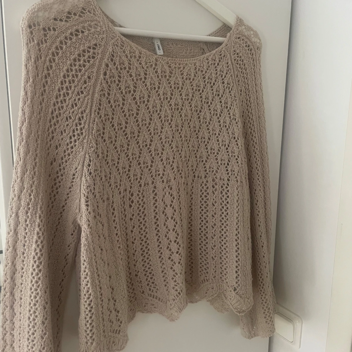 Beige stickad spetsmönstrad tröja från ONLY