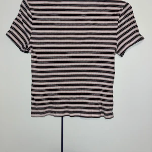 T-paita - Raidallinen naisten t-paita koko M. Kaikai n 30cm, pituus n 46cm. Kissatalous Mikäli hinta ei miellytä tarjoa rohkeasti!! Katsothan myös muut ilmoitukseni!!