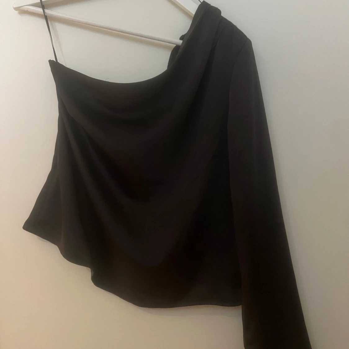 Svart one shoulder topp