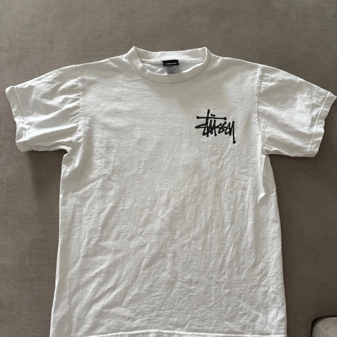 Vit t-shirt från Stüssy med logga