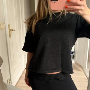Tjock glitter T-shirt - Söt lite tjockare svart t shirt me lite glitter i sig! Strl är xs men passar S och M också!