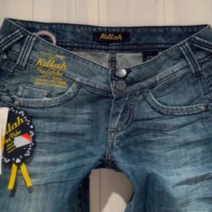 Blå bootcut jeans med broderad detalj - Säljer ett par blå bootcut jeans. Aldrig använda med prislappen kvar! Midjemåttet är 33cm. Pris kan  diskuteras