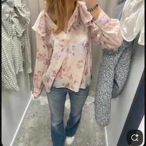Rosa blus  - Säljer denna rosa blusen då jag först köpte den på Plick men den var för stor. Passar M-L. Den är från H&M och passar perfekt nu till vår och sommar💗(första bilden är lånad)