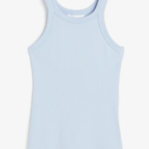 Ljusblått linne - Säljer detta superfina ljusblåa ribbade linne. Perfekt för sommardagar eller som ett lager under en mysig tröja. Tveka inte att höra av dig vid frågor!❣️