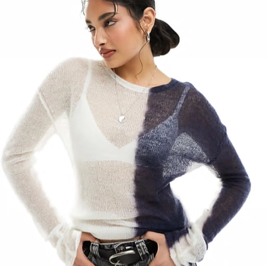 Vit och mörkblå stickad tröja från weekday