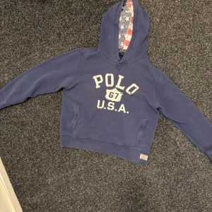 Blå hoodie från Ralph Lauren - Säljer en blå hoodie från Ralph Lauren. Pris kan diskuteras 