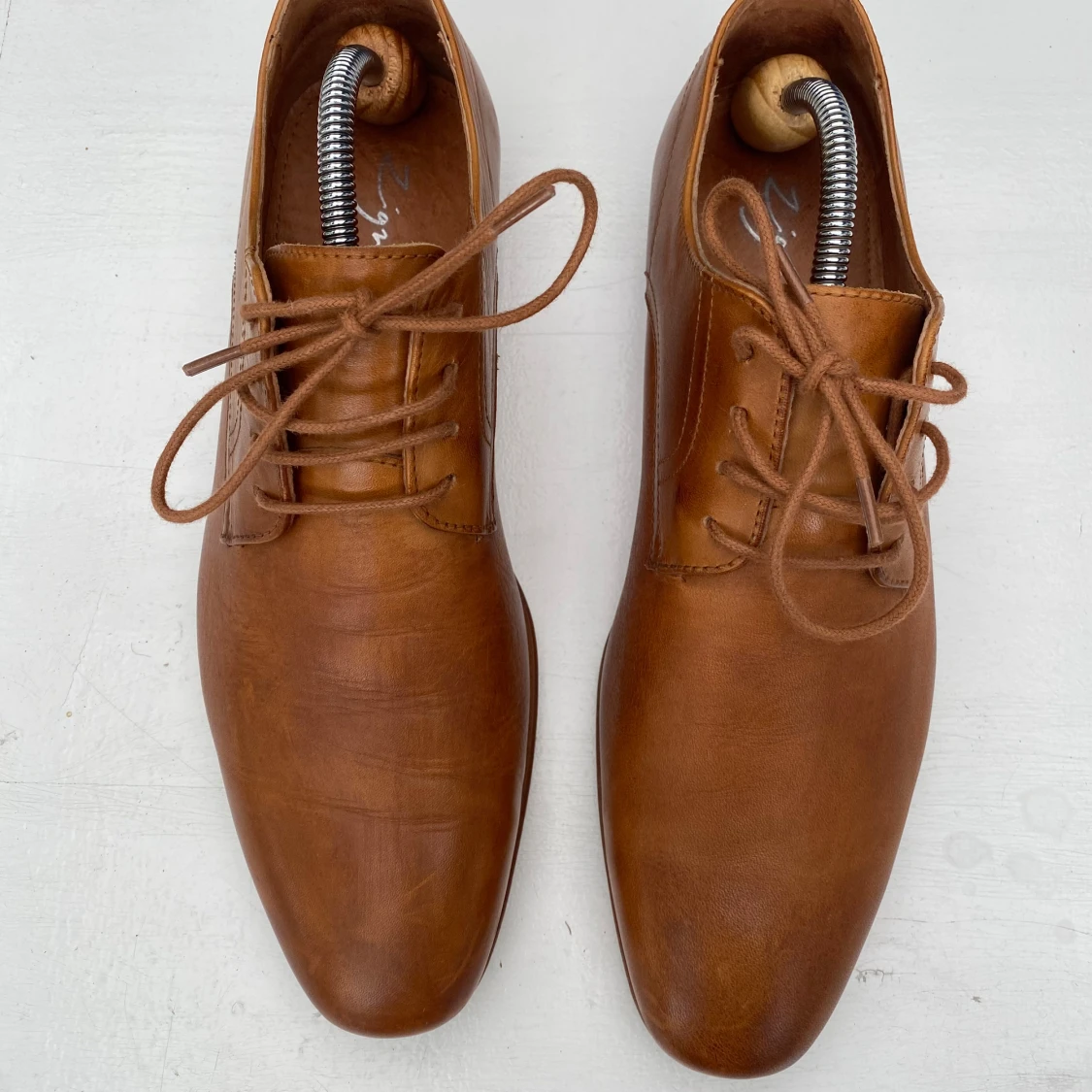 Bruna skinnloafers med snörning