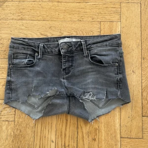Lågmidjade jeans shorts - Lågmidjade jeans shorts med fina detaljer o slitningar! Märket är veromoda, midjemåttet är 36,5 cm men de är väldigt stretchiga. De passar min syster som brukar ha 36 cm och mig som har 38 cm. En liten defekt som syns på sista bilden men den tänker man inte eller ser när man har på sig dem! 
