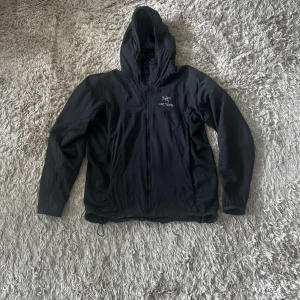 Arc'teryx Atom LT Hoody - Säljer min arcteryx jacka i storlek M då den inte kommer till användning. Modellen är ATOM LT HOODY. Jackan har några defekter (se bilder) men fortfarande i bra skick. Nypris är 3000kr. Bara att skriva om du har frågor! 