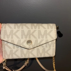 Väska - Säljer nu min väska från michael kors med guld/rosa band, då den inte kommer till användning. Den är näst intill nyskick då jag endast använt den två gånger. Skriv för fler bilder.💕