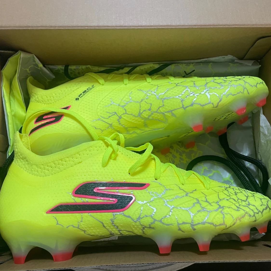 Gula fotbollsskor från Skechers