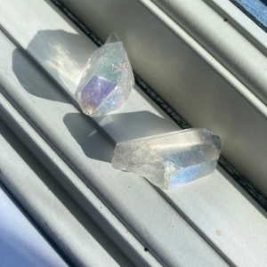 Kristaller - En rökkvarts, en angel aura, en rainbow aura och en granat. 