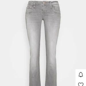 Ltb jeans - Säljer mina jätte populära ltb valerie byxor, de är stora för mig och därför säljer jag de!🥰 de är i storleken W-27 L-30 jag är 160 och längden passar bra