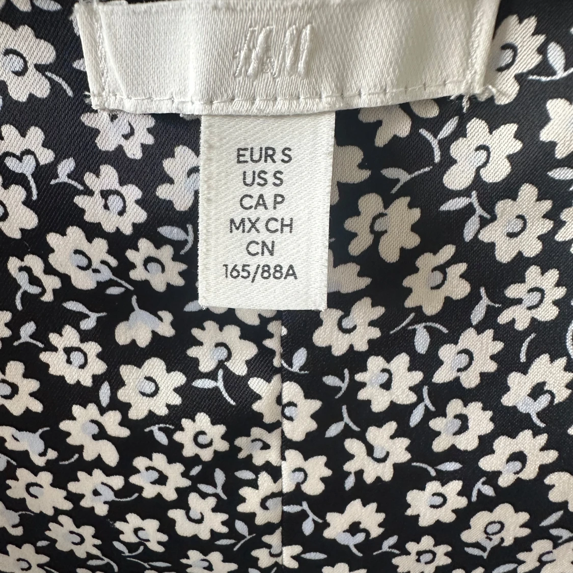 Svart blommig omlottblus från H&M - 2