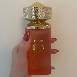Paris Corner Khair Fusion - Endast testad! Doftar väldigt likt Kayali Eden Sparkling Lychee 39. Säljer även Paris Corner Khair Pistachio🥰