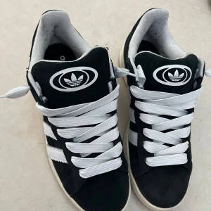 Svarta Adidas Campus herr storlek 44 - Säljer ett par klassiska svarta Adidas campus storlek 44. I princip använda 2-3 ggr max. Säljer de då jag rensar hemma. Köparen står för frakt.