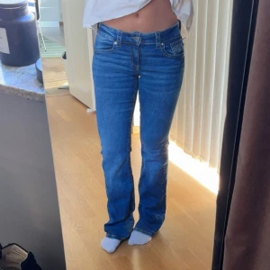 Blå bootcut jeans - Säljer ett par snygga klassiska blå bootcut jeans med fickor där bak