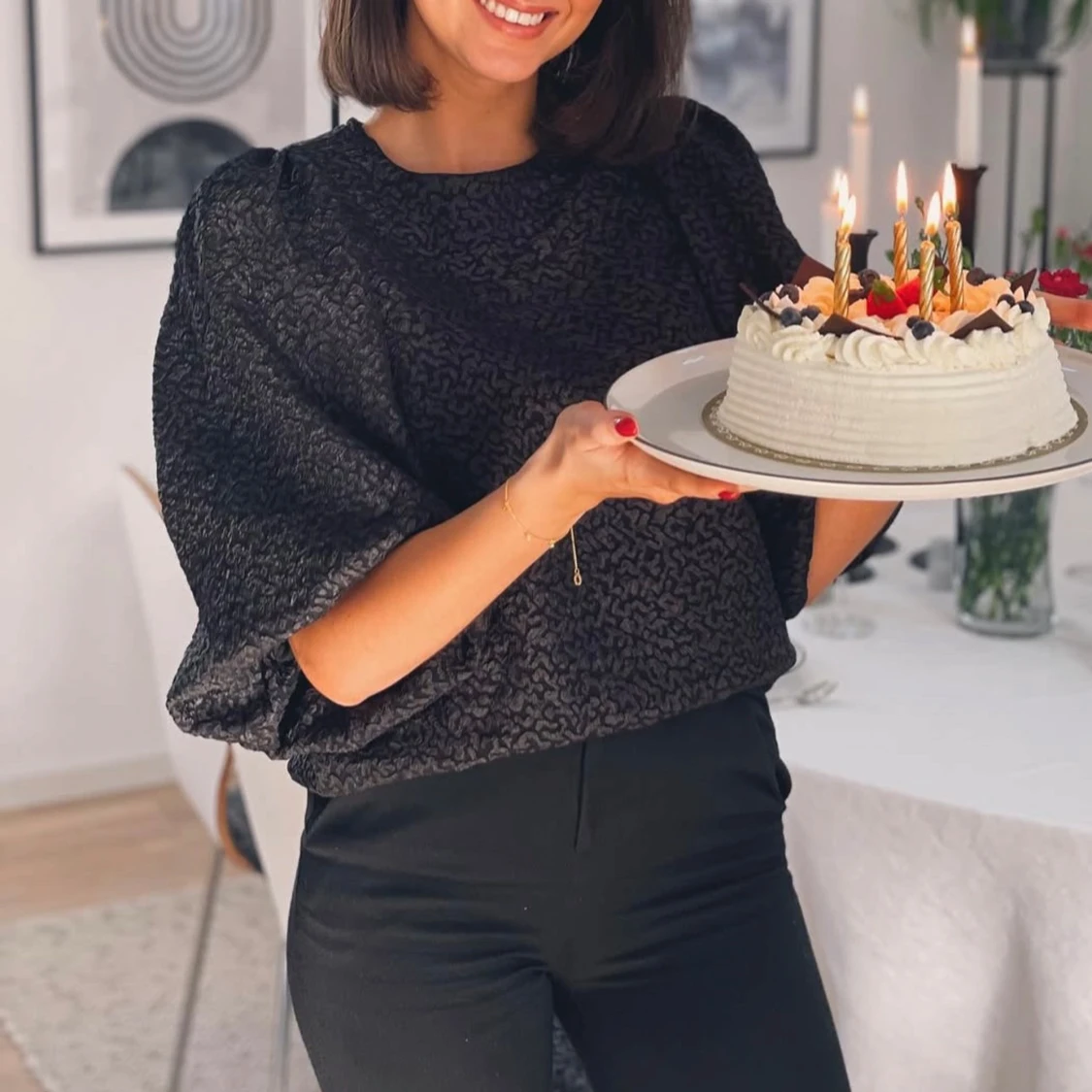 Svart blus med puffärmar från co’couture 